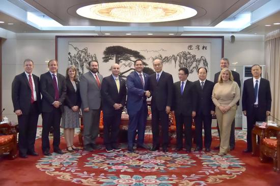 kk娱乐官网地址-现场|灌篮王在NBA乐园与特奥孩子互动迎新春