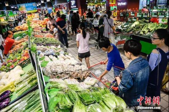 资料图:海口市民在超市购物。 洪坚鹏 摄