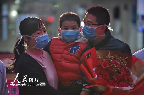 2020年2月6日,在江西省赣州市会昌县人民医院,呼吸内科医生陈琛(右一)在出征前与妻子话别。朱海鹏/人民图片