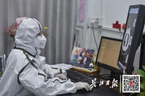 午饭后,张医生正在CT室工作。