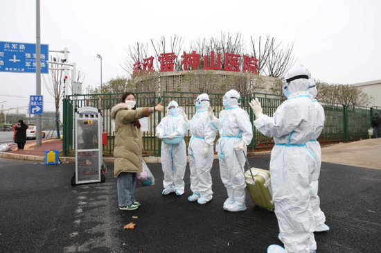 2月27日,一名出院患者向雷神山醫院醫生豎起大拇指。圖片來源:中國日報