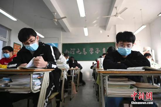安徽省合肥市28中高三门生在自习中。张娅子 摄
