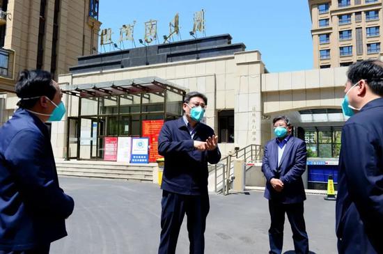 王文涛(左二)在牡丹江东安区世茂南外滩二期检查疫情防控工作。