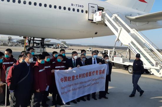 3月18日,第二批中国抗疫医疗专家组抵达米兰。 新华社发