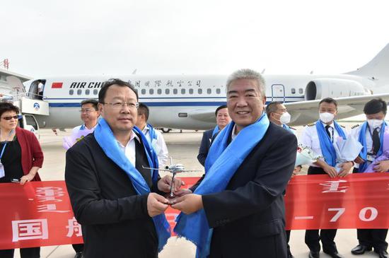 国航副总裁柴维玺代表国航向锡林郭勒盟盟委副书记、盟长霍照良赠送国航ARJ21飞机定制版机模。吕俊杰摄