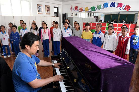 陕西省延安市杨家岭福州盼望小学合唱社团的门生在合唱(2019年4月24日摄)。新华社记者 刘潇 摄