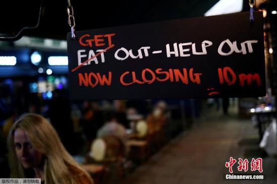 资料图：英国伦敦街头饭店的一个标志牌。