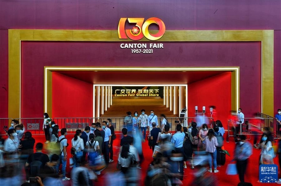 参展人员在第130届广交会现场（2021年10月15日摄）。 新华社记者 刘大伟 摄