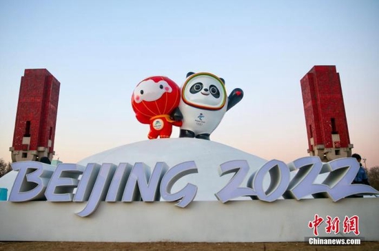 资料图：1月11日，北京2022年冬奥会和冬残奥会吉祥物“冰墩墩”、“雪容融”亮相北京北辰路。 中新社记者 易海菲 摄