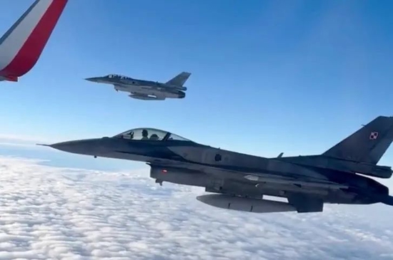  周四，两架F-16战斗机护送载有波兰国家足球队的飞机前往卡塔尔参加世界杯。图源：推特