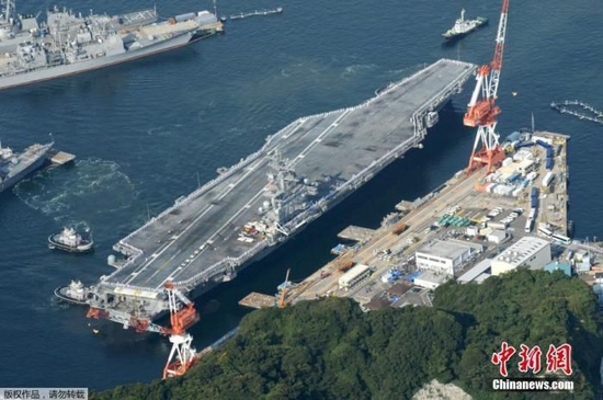 资料图:停泊在日本横须贺美军基地的美国“里根号”核动力航母。