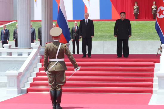 ·普京(左)和金正恩出席在平壤金日成廣場舉行的歡迎儀式。(圖源:俄羅斯衛星通訊社)
