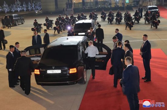 ·普京與金正恩準備乘坐「阿魯斯」。(圖源:朝中社)
