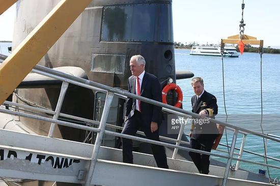 ▲澳大利亚总理特恩布尔和海军司令蒂姆·巴雷特（右）一起登上舰艇。（盖帝图像）