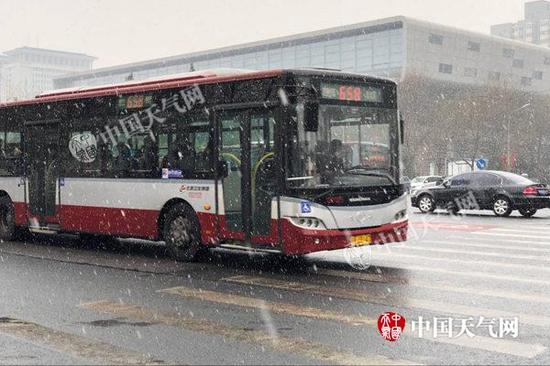 今天上午9时20分左右,国家图书馆附近降雪明显。(图/赵嫣嫣)