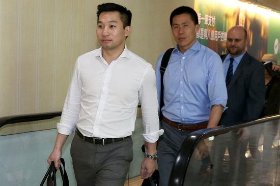 黄之瀚(左)抵达台北桃园机场 图源:台湾“中央社”