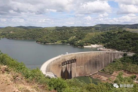 这是2018年3月28日在津巴布韦卡里巴拍摄的卡里巴大坝。由中国企业承建的津巴布韦卡里巴南岸水电站扩机工程28日举行竣工仪式，标志着津巴布韦独立以来最大的水电项目全面建成投产。该工程为津巴布韦增加了20%至30%的电力供应，大大缓解了其电力短缺局面。新华社发（肖恩·朱萨摄）