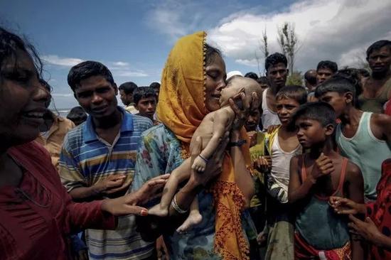 2017年9月14日，在孟加拉国Teknaf，一名罗兴亚难民妇女，她40天大的儿子因翻船而死。