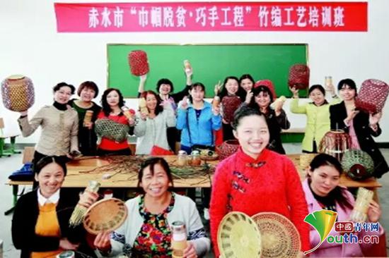 杨昌芹和竹编工艺班的学员们。本人供图