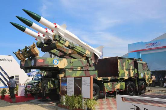 防务展上展示的印度阿卡什防空导弹系统。（新华社记者赵旭摄）