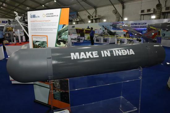 这是防务展上展示的印度自制的机挂雷达系统。（新华社记者赵旭摄）