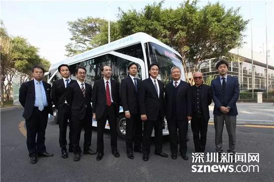 ▲山际大志郎等在深圳智能公交前合影。