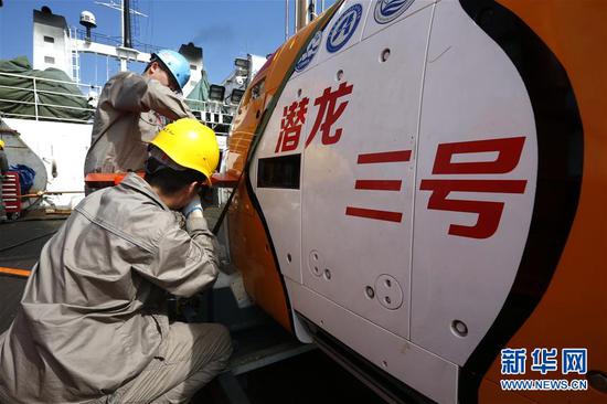 4月19日，科考队员对“潜龙三号”进行安装调试。新华社记者 刘诗平 摄