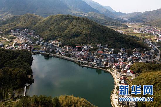 俯瞰浙江省安吉县山川乡高家堂村(3月23日无人机拍摄)。新华社记者 黄宗治 摄