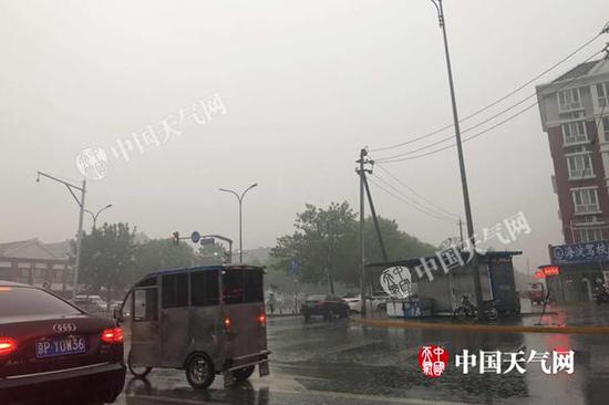 今天早晨,北京已经开始降雨,地面出现积水。