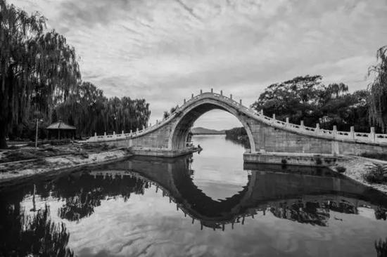 在《北京的桥》这首歌诞生的90年代，正是北京飞速发展的年代。