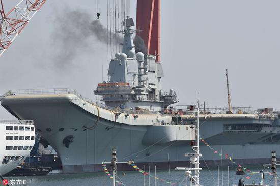 4月16日的国产航母主机试车照片:可见球鼻艏上端还露在水面上(图片来源:东方IC)
