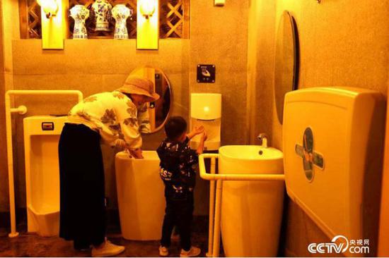 丽江古城的厕所内都设有极为人性化的第三卫生间，设施全部按照无障碍设计规范设计，还特别增设了儿童小便位、儿童安全座椅等