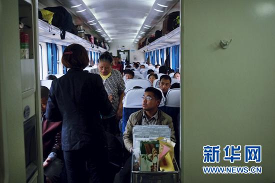 6905/8列车内。(4月24日摄)新华网陈俊松 摄