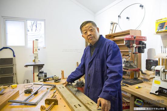 徐永祥和搭档毛刚将自己的木工活搬进白塔寺会客厅,建立起“阜城劳作社”。图为徐永祥正在制作量尺(图片来源:tuku.qianlong.com)。千龙网记者 耿子叶摄