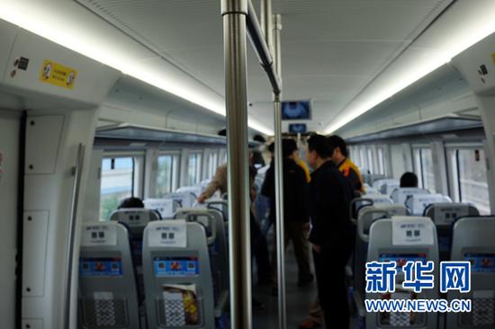 郑焦城际列车座椅为一排四座,靠近车门位置设置有扶杆。(4月24日摄)新华网陈俊松 摄
