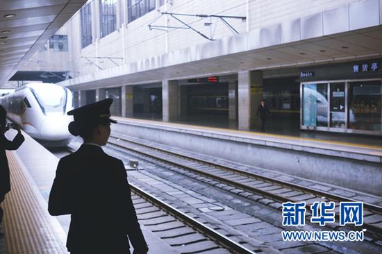 C2876次城际列车进郑州站。(4月24日摄)新华网陈俊松 摄