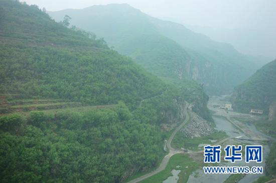 6905/8列车穿山越岭。(4月24日摄)新华网陈俊松 摄