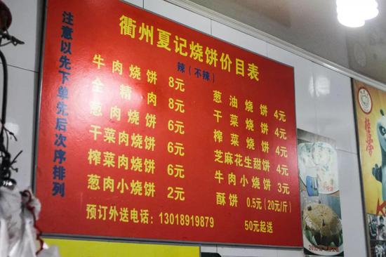 门口倒不见大排长队的光景,但每隔两三分钟,门口就会新冒出七八个人头。