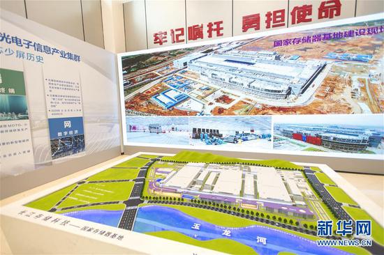 4月26日，长江存储公司内展示的国家存储器基地沙盘和建设现场照片。新华社记者 熊琦 摄