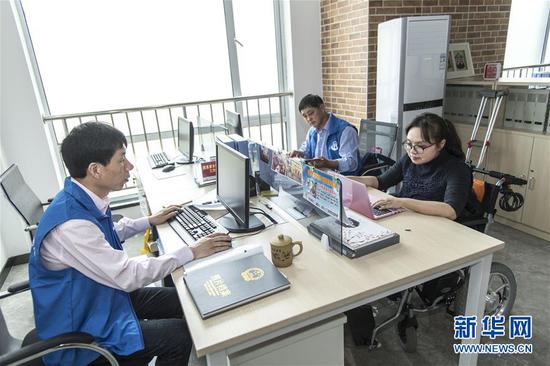 4月28日，武汉市青山区工人村街社会组织孵化器的成员在孵化器内工作。新华社记者 熊琦 摄