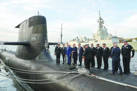 正在澳大利亚访问的法国总统马克龙2日在悉尼参观澳大利亚皇家海军潜艇。