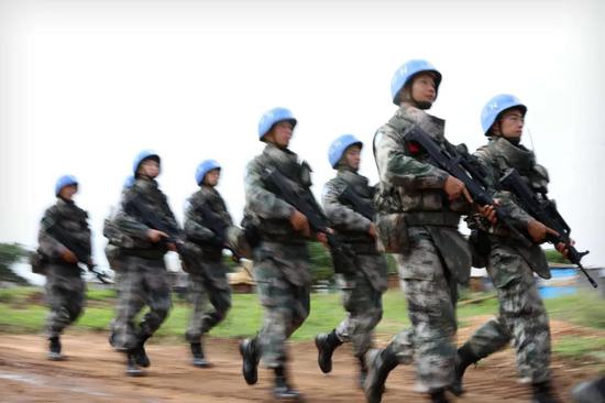 4月29日，中国维和步兵营战士在南苏丹首都朱巴进行巡逻。