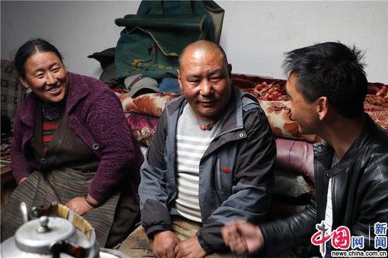 白玛江才（中）和妻子（那贡）与山南市工作人员交谈。中国网记者 吴佳潼 摄