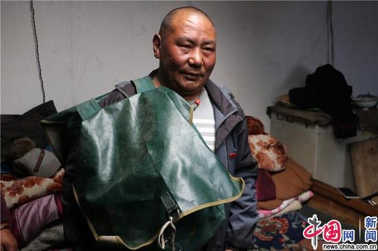 这个邮包是白玛江才的第三个邮包,“第一个邮包早就破烂不堪了。”白玛江才说。中国网记者 吴佳潼 摄
