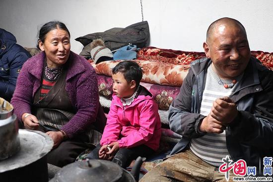2018年5月9日,白玛江才(右)、妻子那贡(左)与那贡妹妹的孩子(中)。中国网记者 吴佳潼 摄