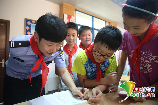 陈冰（左一）与孩子们一起，用左手写字。本人供图
