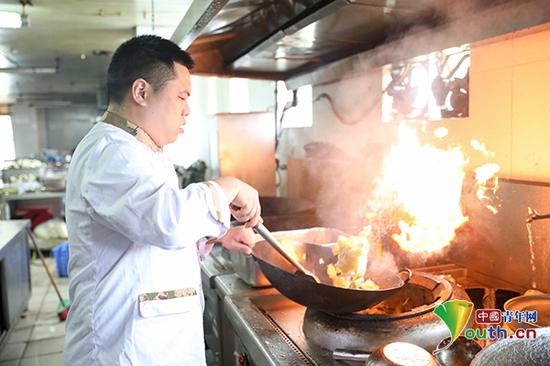 汶川地震救援官兵回忆:每一次救援都历经生死