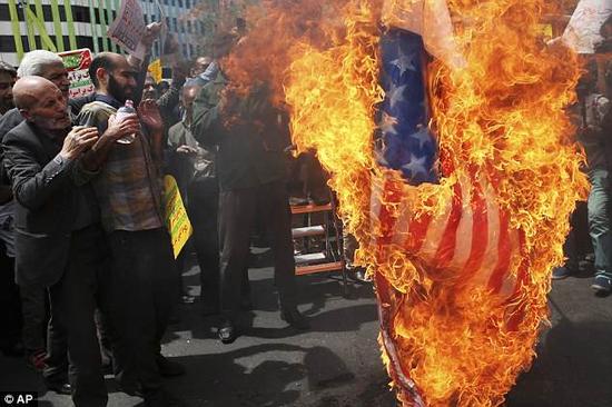 美国退出伊核协议后，德黑兰街头11日早间爆发反美抗议。（美联社）