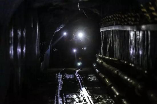 ▷冷水江锡矿山被称为“世界锑都”,在锡矿山南矿地区,几名升井后的矿工走在巷道内