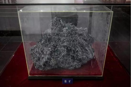 ▷陈列于锡矿山展览馆中的锑矿原矿，锑矿是阻燃剂和合金材料的重要原料